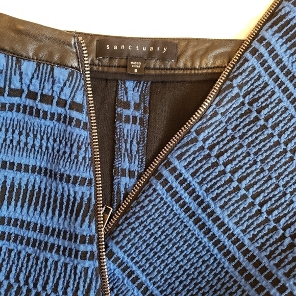 𝅺Sanctuary Y2K Zip Mini Blue Geo Black Skirt - Picture 4 of 6